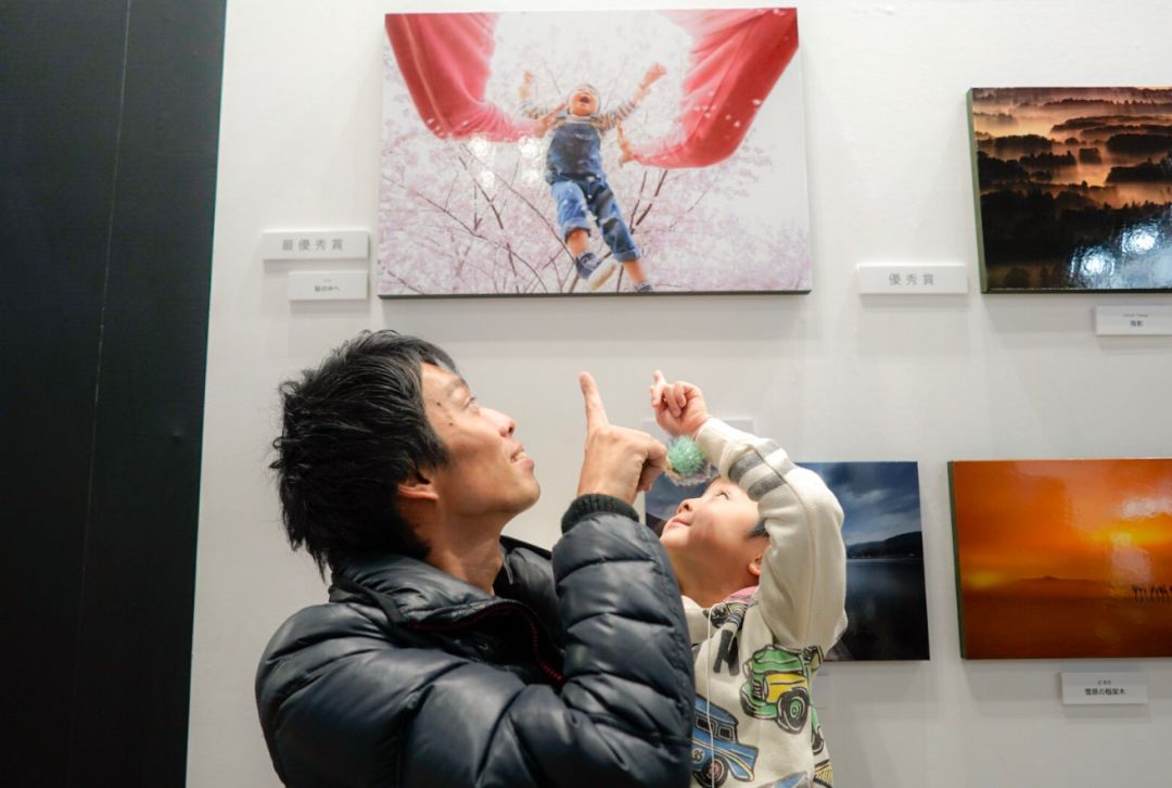 日本一老爸“偷拍”儿女照片火遍朋友圈，暖哭无数人