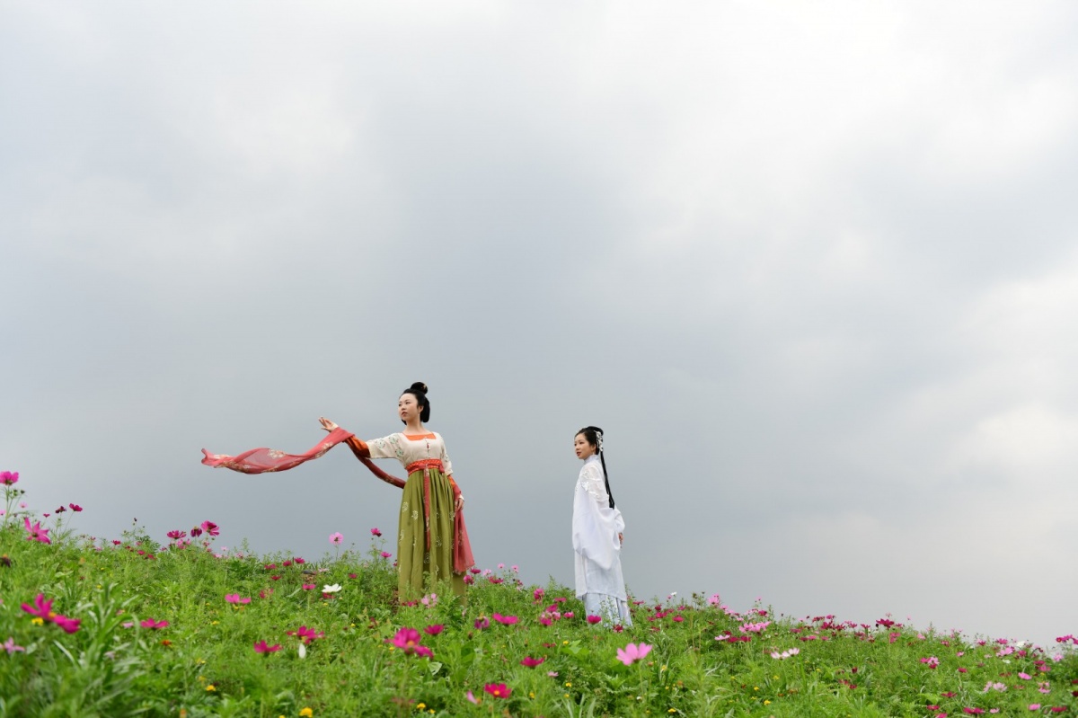 八位摄影师和一群汉服花仙子带你穿越花海欣赏古风之美