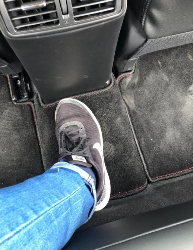后视镜折叠,只能按按钮才能折叠,钥匙锁车并不会自动折叠!