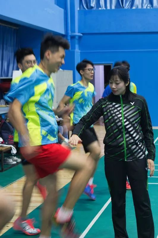 总教练 邹师思(国家运动健将) 全国冠军赛女双冠军;世界大学生羽毛球
