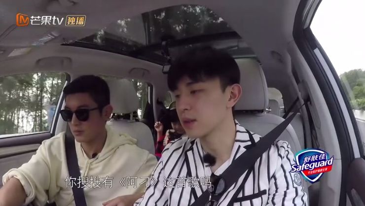 倒腾一圈终于播放成功,旋律响起也激发了邓伦的演唱欲,就这么开着车唱
