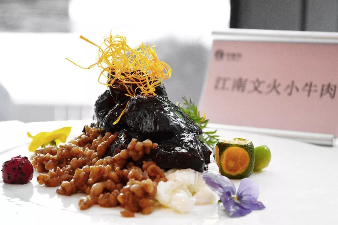 烹饪大师:刘勇菜名:江南文火小牛肉烹饪大师:高德福菜名:意式慢烤鸡胸
