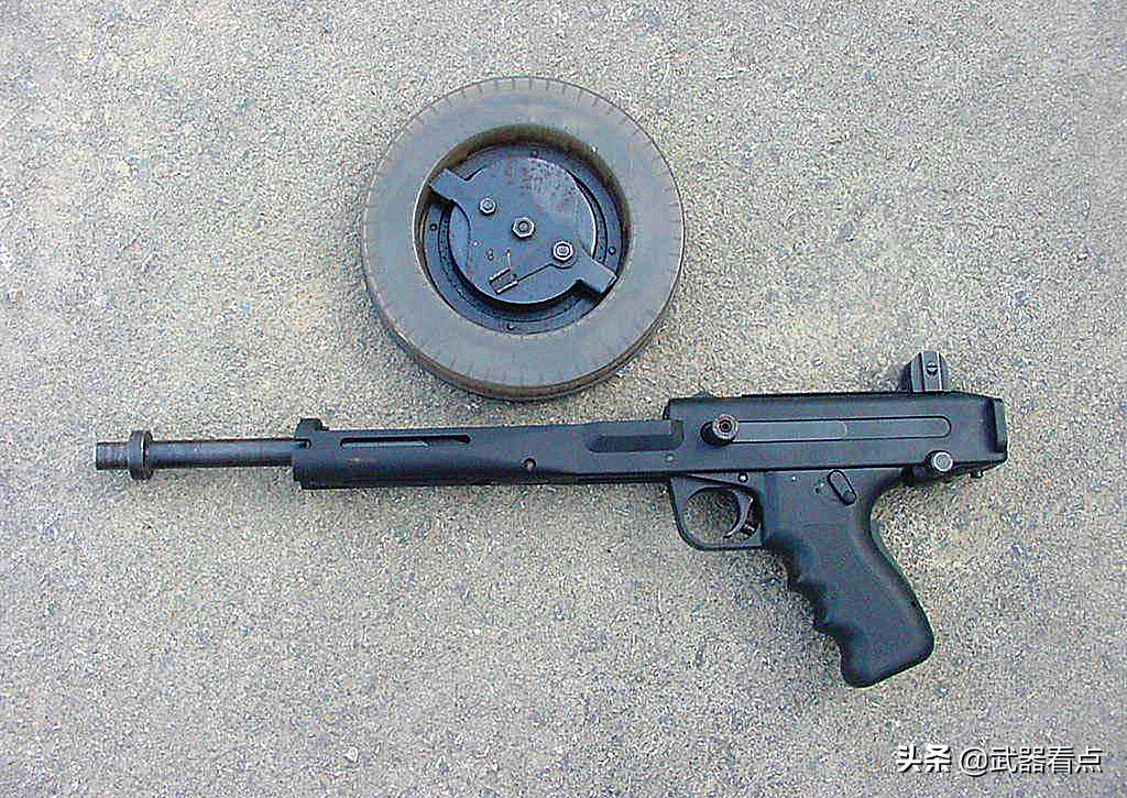 1/ 12 南斯拉夫mgv-176冲锋枪:该枪是美国american-180冲锋枪的仿制型
