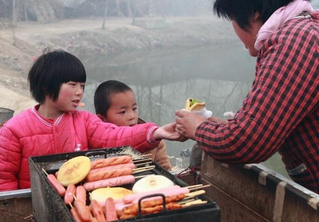                     忠告：6种美食竟上黑榜，致使娃“早熟”，大人偶尔吃，娃碰不得