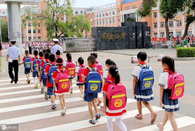 学校门槛人口_...建设者评优大降门槛 人口新政 关注创业者诉求