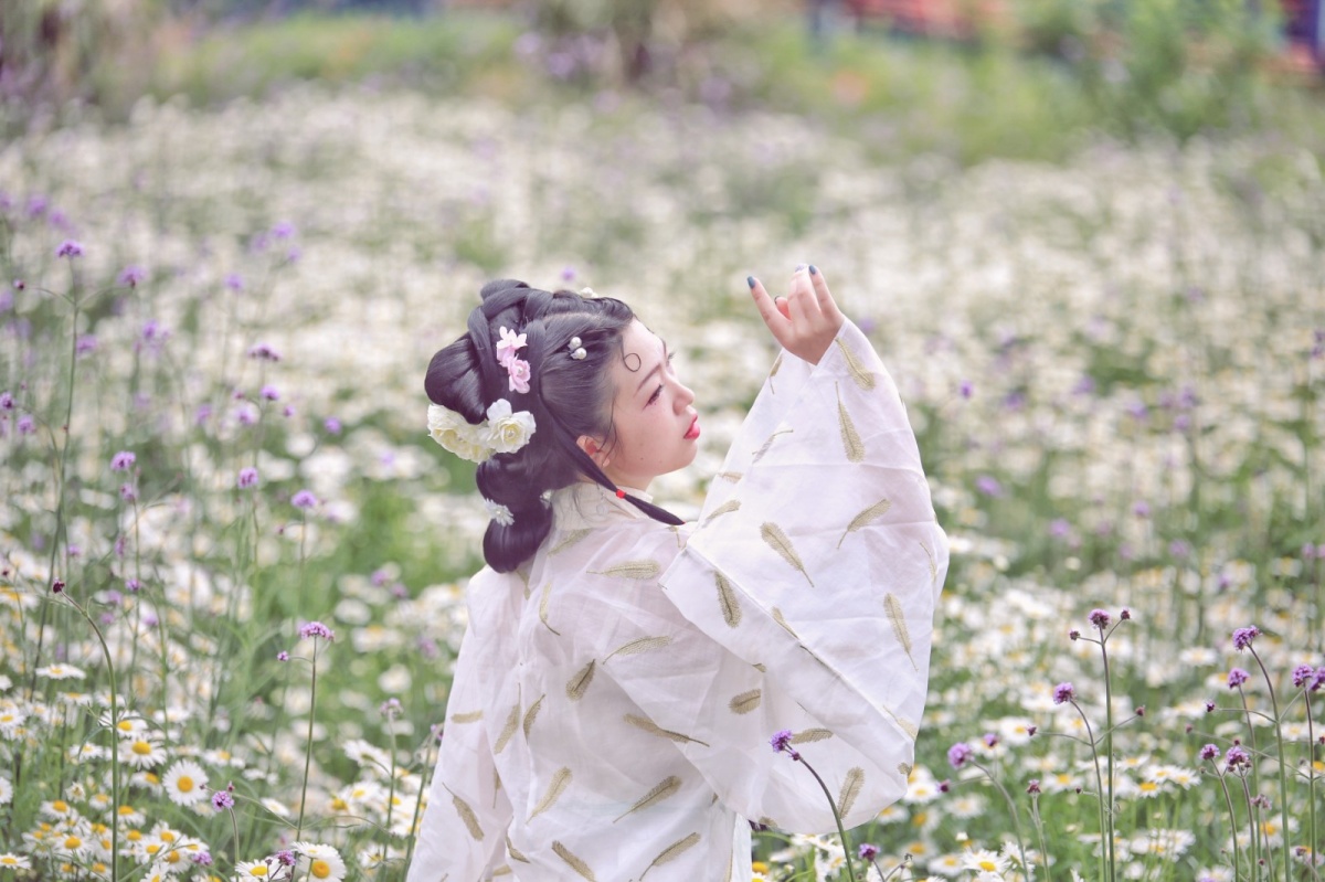 八位摄影师和一群汉服花仙子带你穿越花海欣赏古风之美