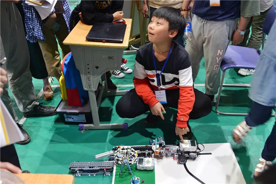 【菠菜资讯】2019年长沙市青少年机器人竞赛在我校举行