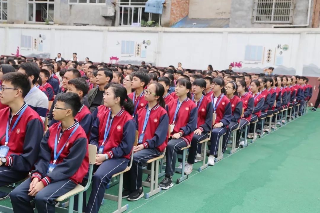 揭牌仪式上,陈为来对星海学校和文汇中学强强联合,合作办学表示祝贺!