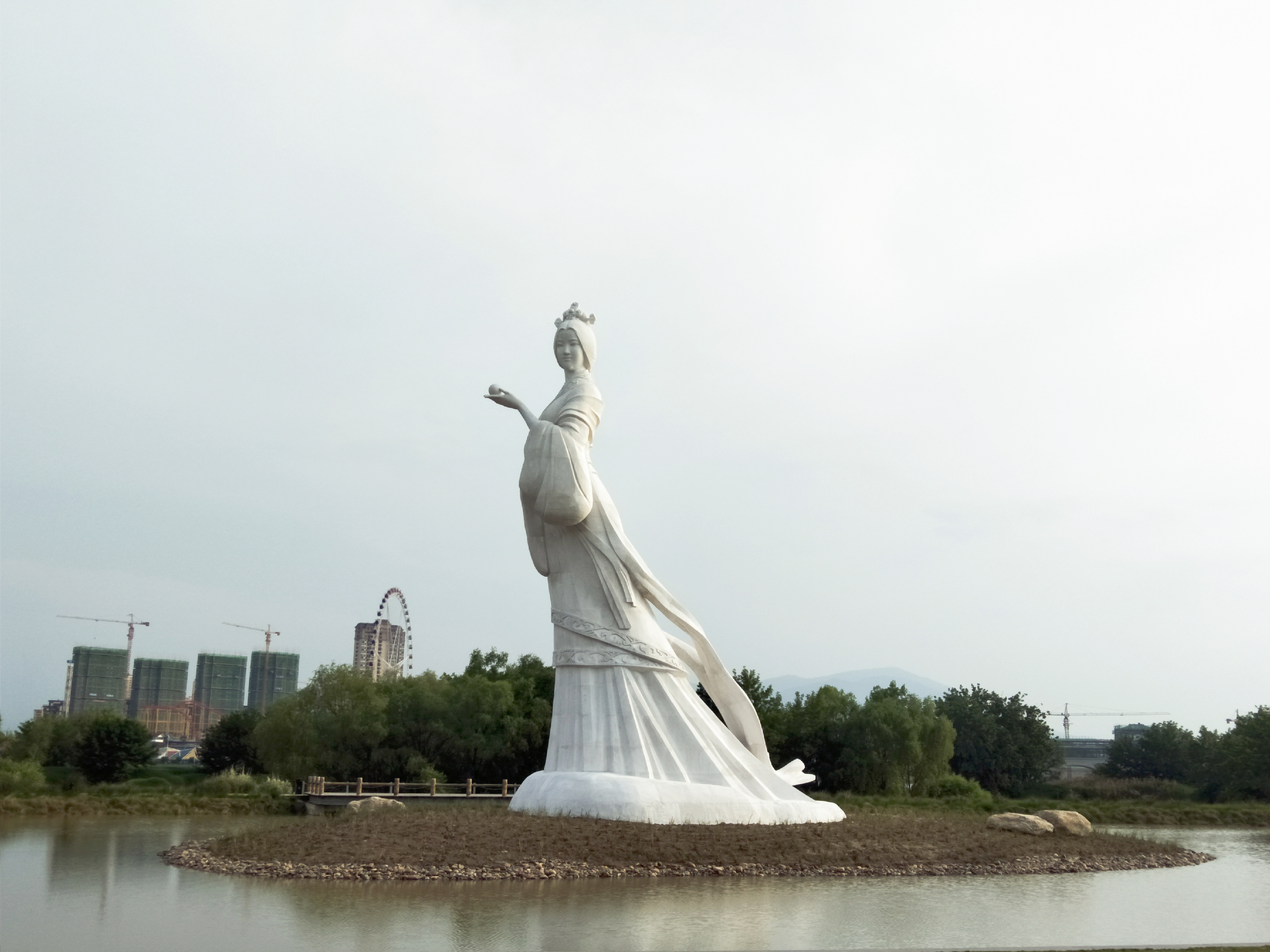 汉中天汉湿地公园新起的塑像,很多人以为是褒姒,其实是汉水女神