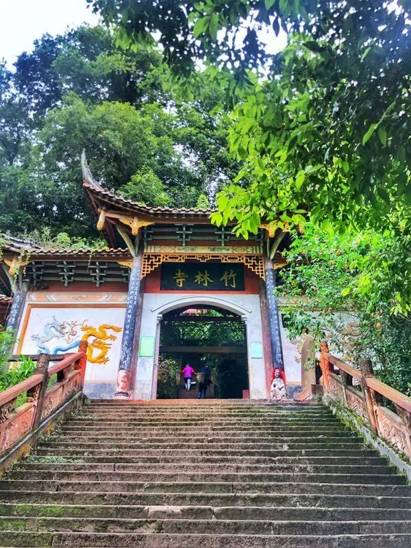 市丹棱县城14公里处的杨场镇,有一座在当地名闻遐迩的千年古寺竹林寺