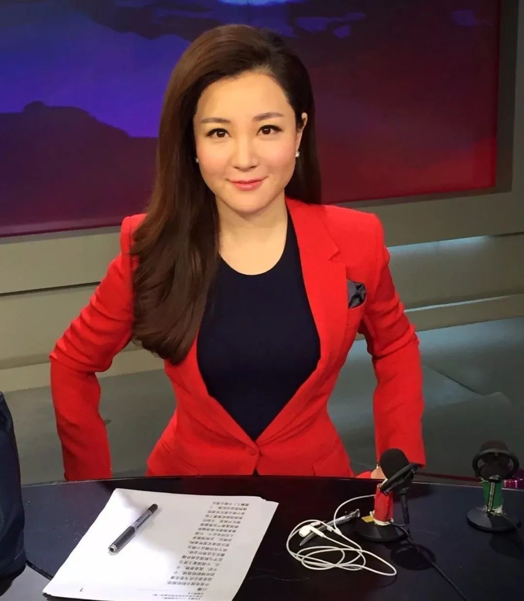 聚焦 | 央视主持人为什么有提词器还要翻手上的纸? 新濠天地娱乐在线