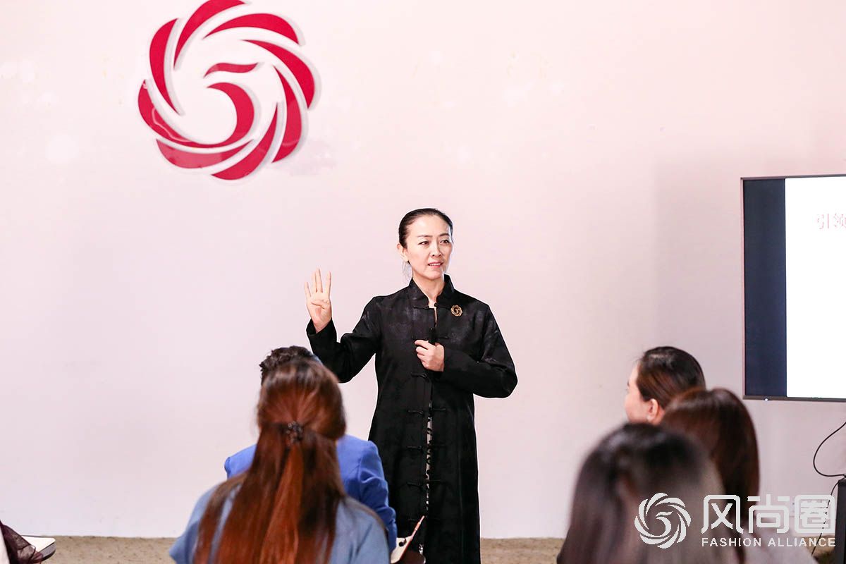 风尚圈形体训练：生活中不缺的就是优雅有气质的人