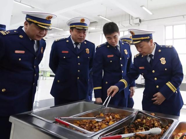 代旭日总队长实地查看新消防员食宿环境代旭日总队长慰问新消防员并