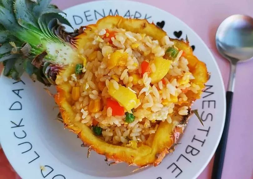 菠萝炒饭怎么做菠萝才甜不酸 cc84d93213b64113a21bd4b9ca3f907c.jpeg