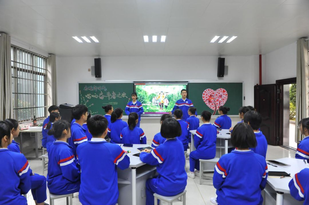 啥叫中专高中班 cf3f7636b4d649af9a57093bf4e0851e.jpeg