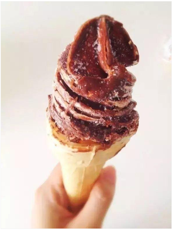 大头火炬外面一层果味冰棒裹着中间一坨奶油冰淇淋,体型巨大.