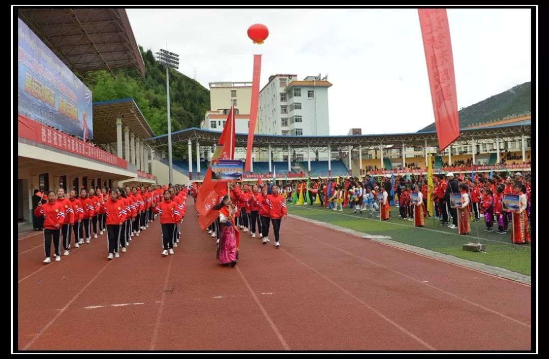 彩旗队马尔康中学国旗护卫队运动员入场上午9:00游行队5月13日上午8点