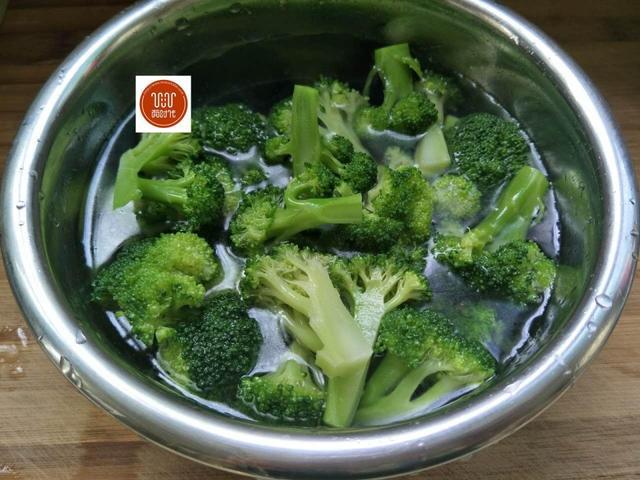 4,西兰花焯水后捞出放在冷开水中过凉.