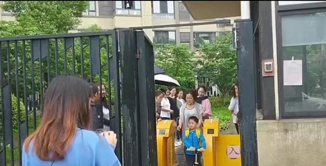 老师喂幼儿风油精,称是降温,降温应该用空调