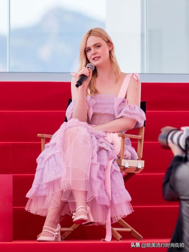 艾丽·范宁 (elle fanning)穿着粉色连衣裙出席第72届戛纳电影节