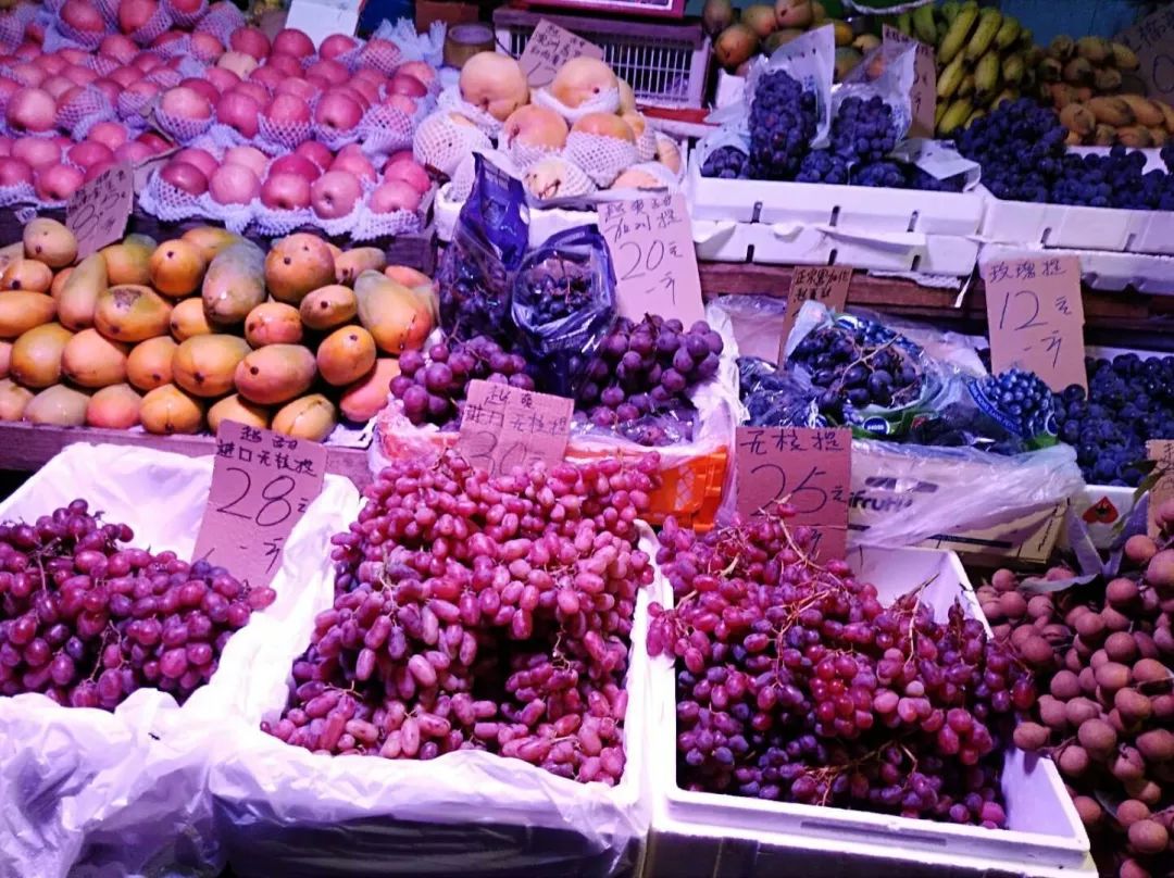 在大塘市场一水果摊,葡萄和提子的价格从12元/斤至30元/斤不等.