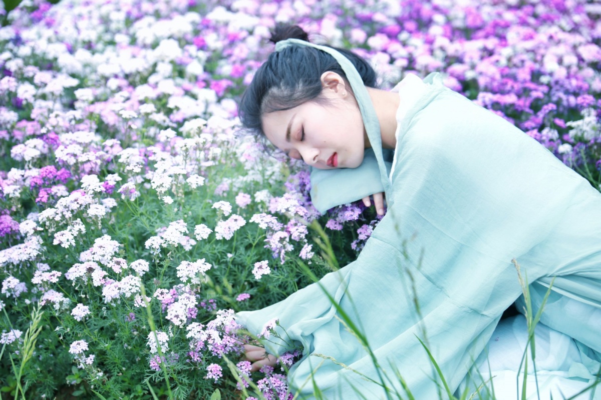 八位摄影师和一群汉服花仙子,带你穿越花海欣赏古风之