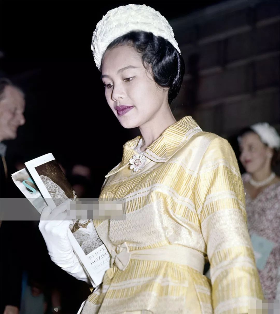 泰国王太后年轻时太美,颜值完胜3个公主,连苏提达也比