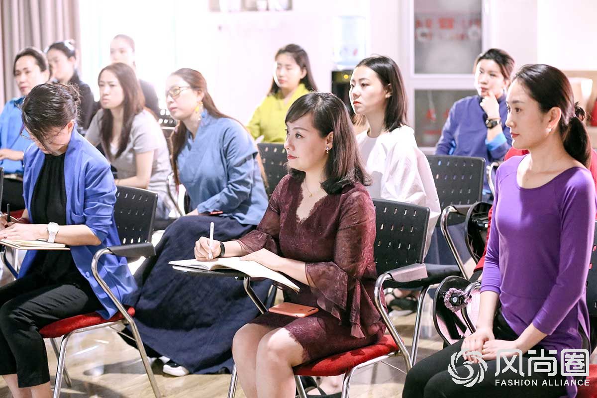 风尚圈形体训练：生活中不缺的就是优雅有气质的人