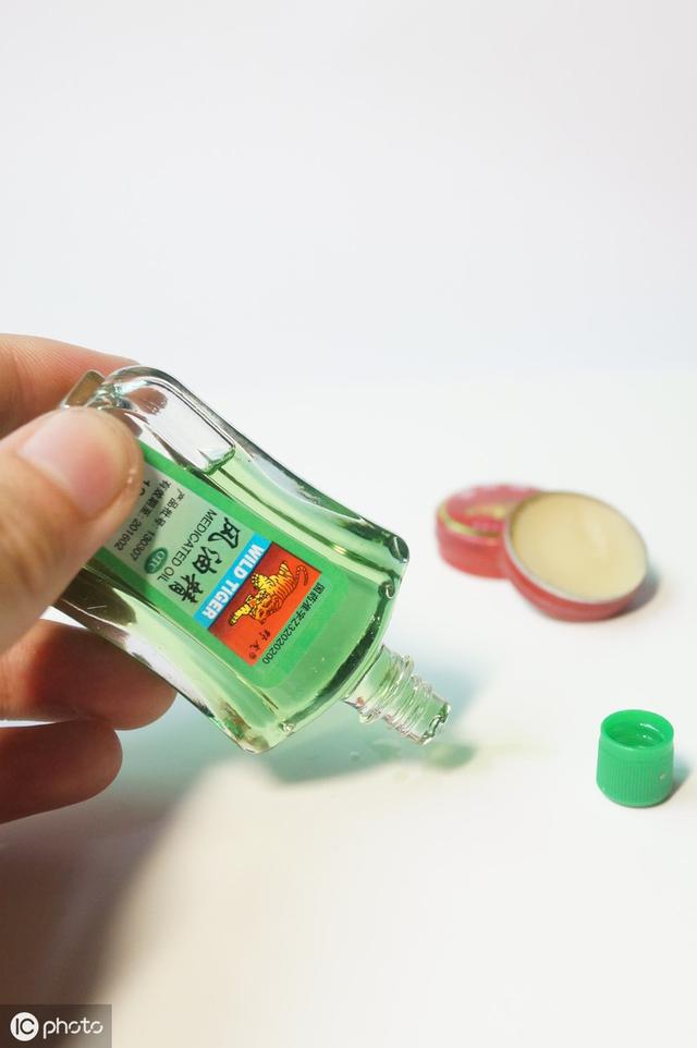 老师喂幼儿风油精,称是降温,降温应该用空调