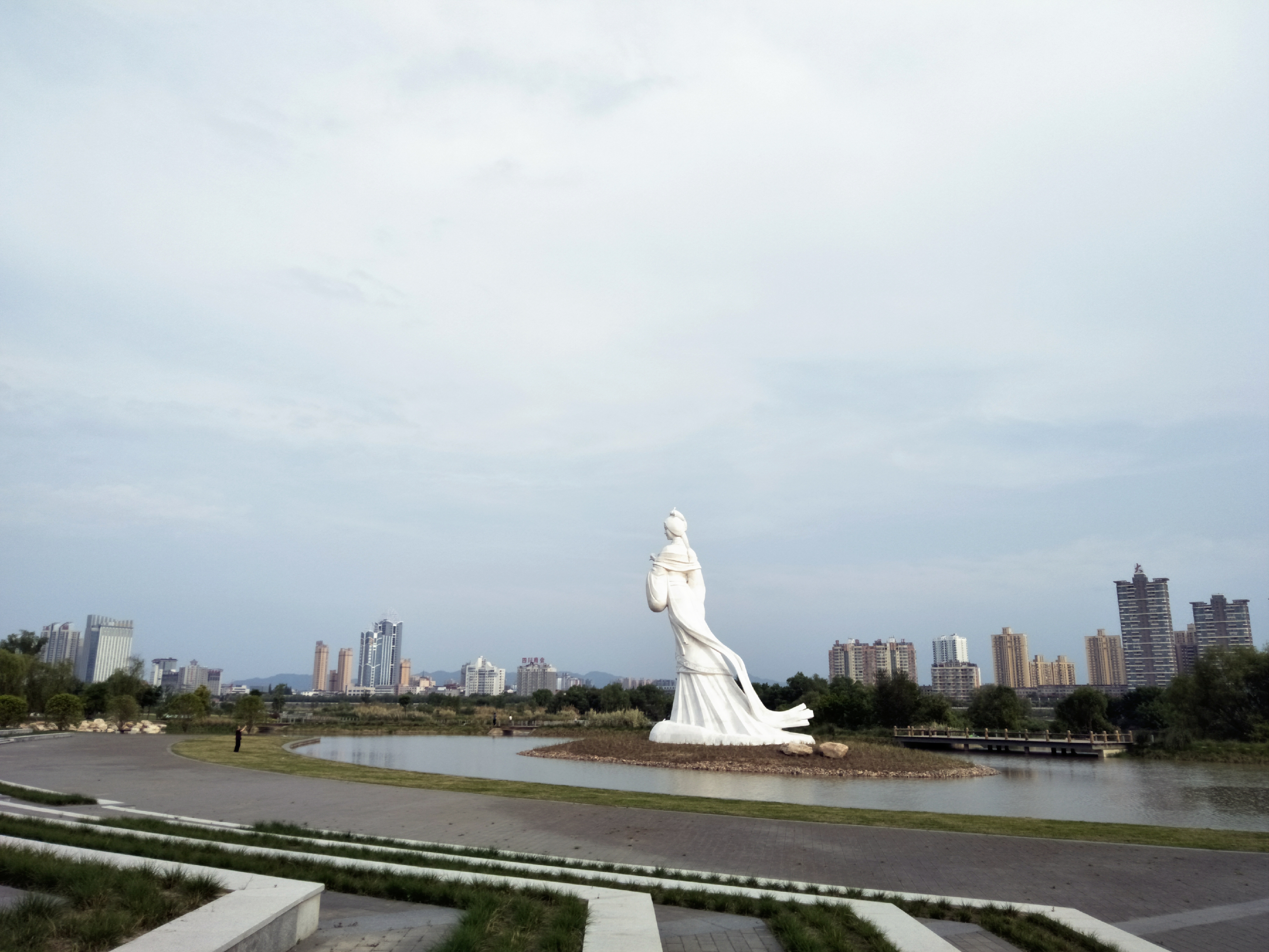 汉中天汉湿地公园新起的塑像,很多人以为是褒姒,其实是汉水女神_汉江