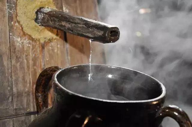 为了提高酒精含量(度数),一般还要进行蒸馏提纯,主要采用甑桶作容器