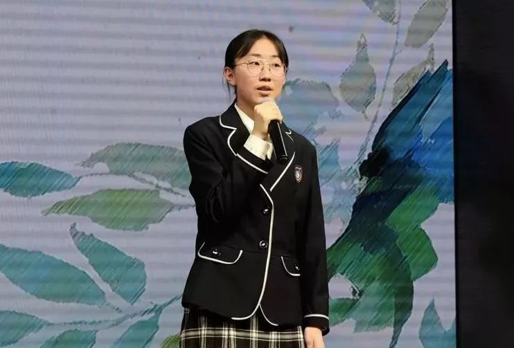 王彩钰同学以一位相貌平平的女孩儿由不自信变得自信的故事,展开了