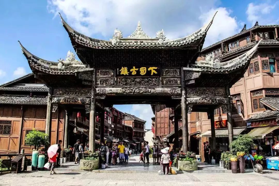 镇远古城 滇楚锁钥黔东门户"汉朝古镇"镇远古城,因 地形似八卦 蜚声