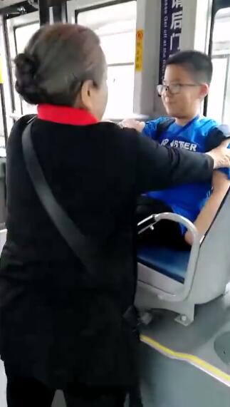 “容嬷嬷”好暖心！83岁李明启坐公交拒绝小男孩让座