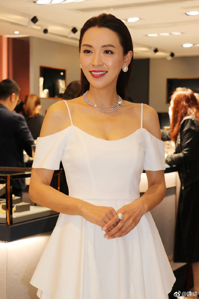 亚洲小姐陈炜太惊艳，一袭吊带白裙配长发优雅大方，素颜哪像46岁