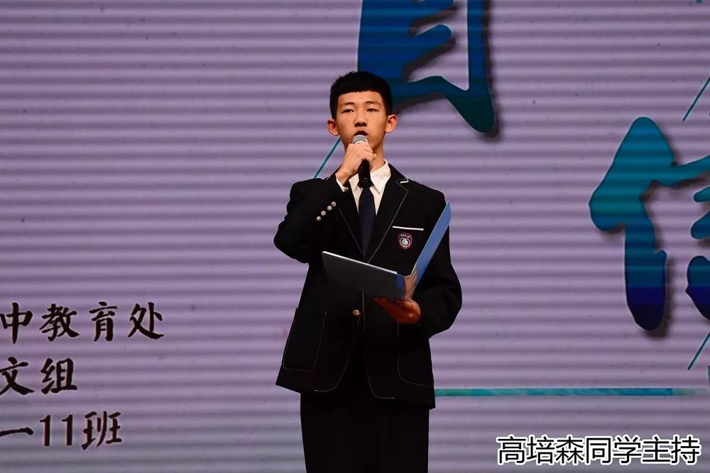 王彩钰同学以一位相貌平平的女孩儿由不自信变得自信的故事,展开了