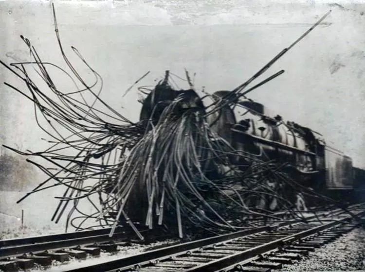 老照片:发生锅炉爆炸后的蒸汽火车,像是古神降临后的现场.