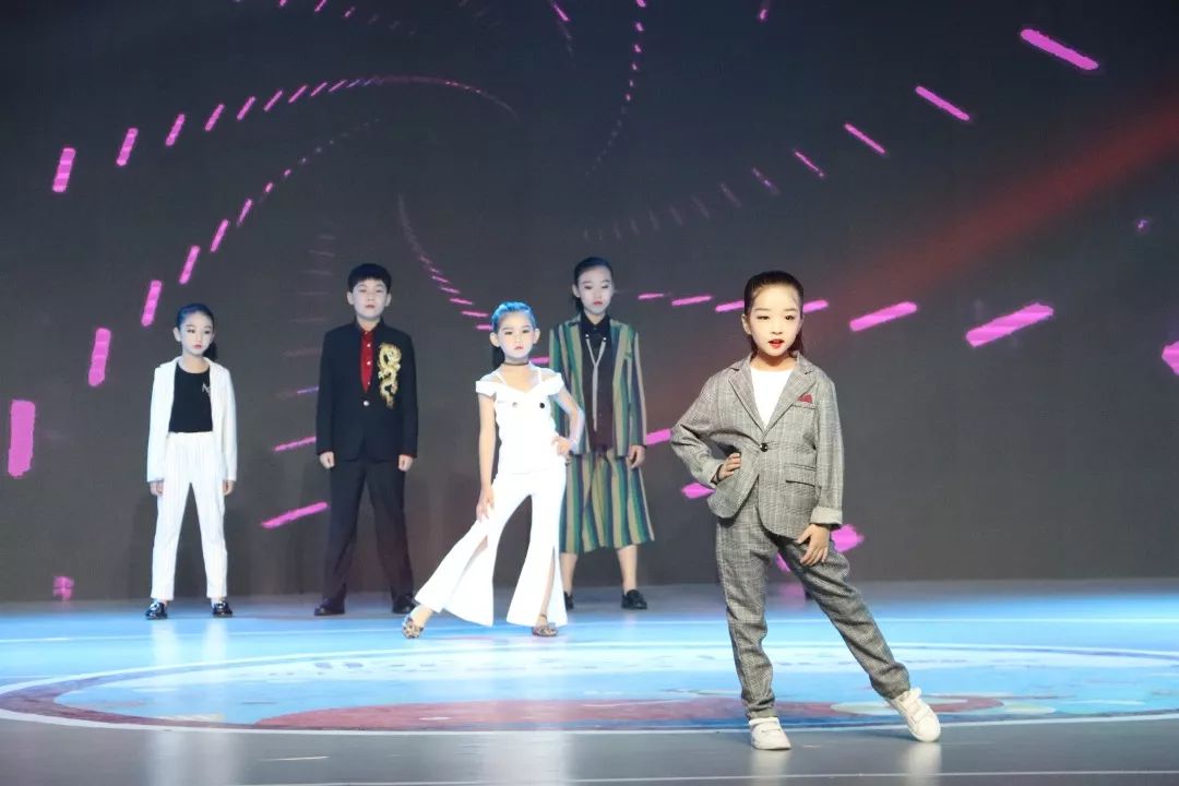 合肥分校绅士范儿秀起来皖美少年安徽省六一电视晚会现场直击