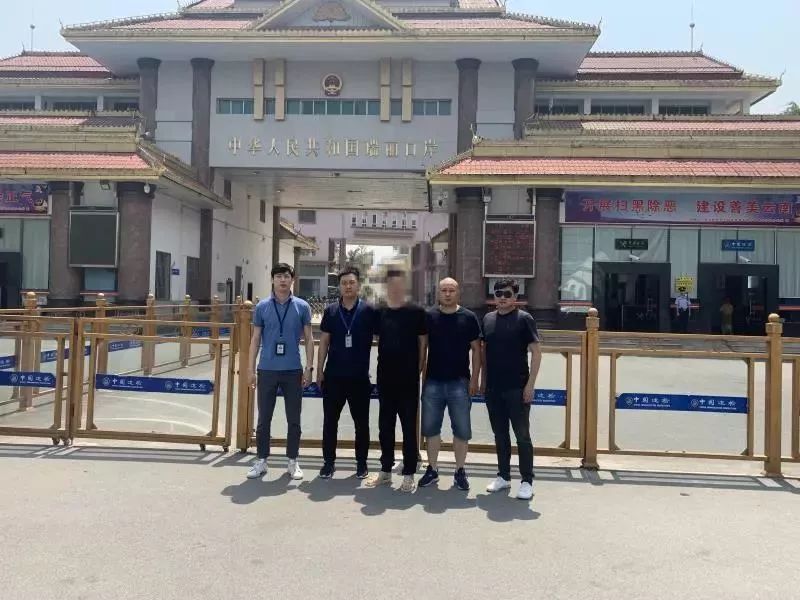 万里报道!巨潮网络实际v网络人逃亡境外被警追逃金融剧台湾上瘾图片