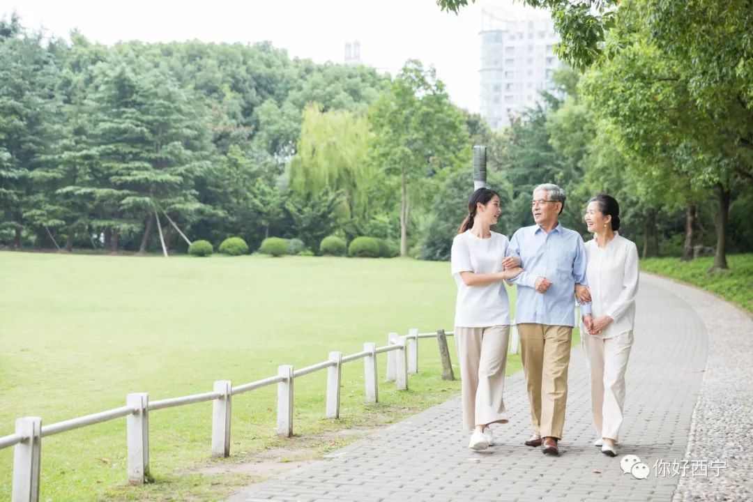 这个夏天,陪父母散散步