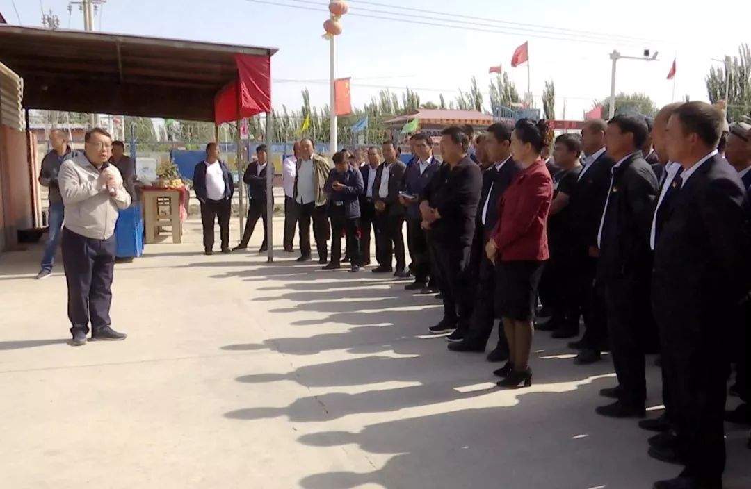 自治区商务厅驻岳普湖县色也克乡阿克提坎村工作队在调整村里产业