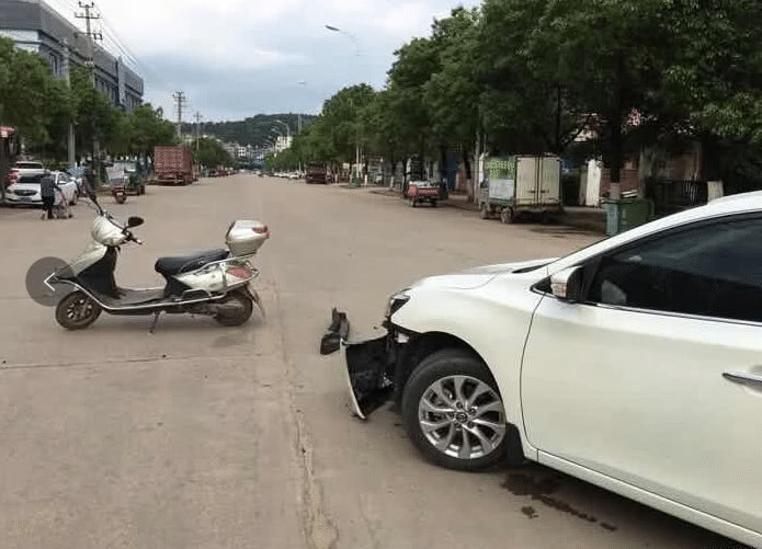 日产轩逸马路遭电动车碰撞,网友:还好甩出来的不是防撞梁