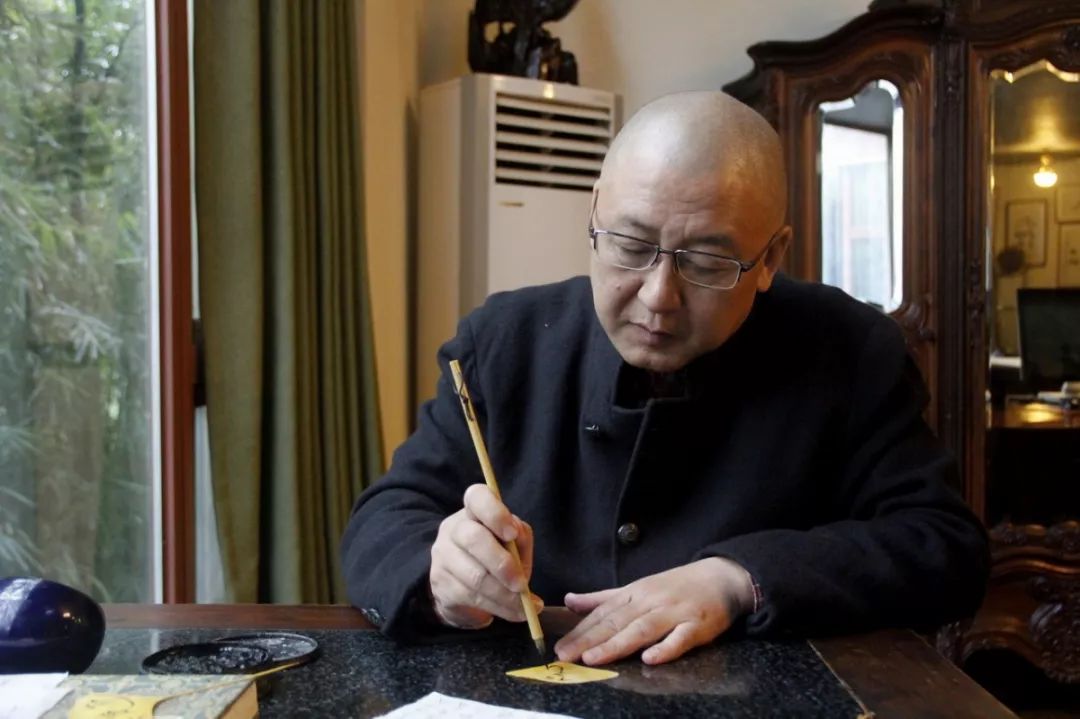 辞职市长获省里表彰！如果你知道他做的事，你一定会肃然起敬