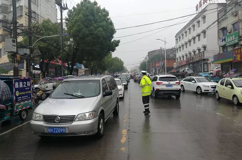 潜山市公安交管大队全力保强降雨天气道路交通安全畅通