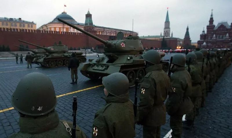 “红肠”or“红场”？漫谈俄罗斯阅兵的起起伏伏，有辉煌也有苦楚