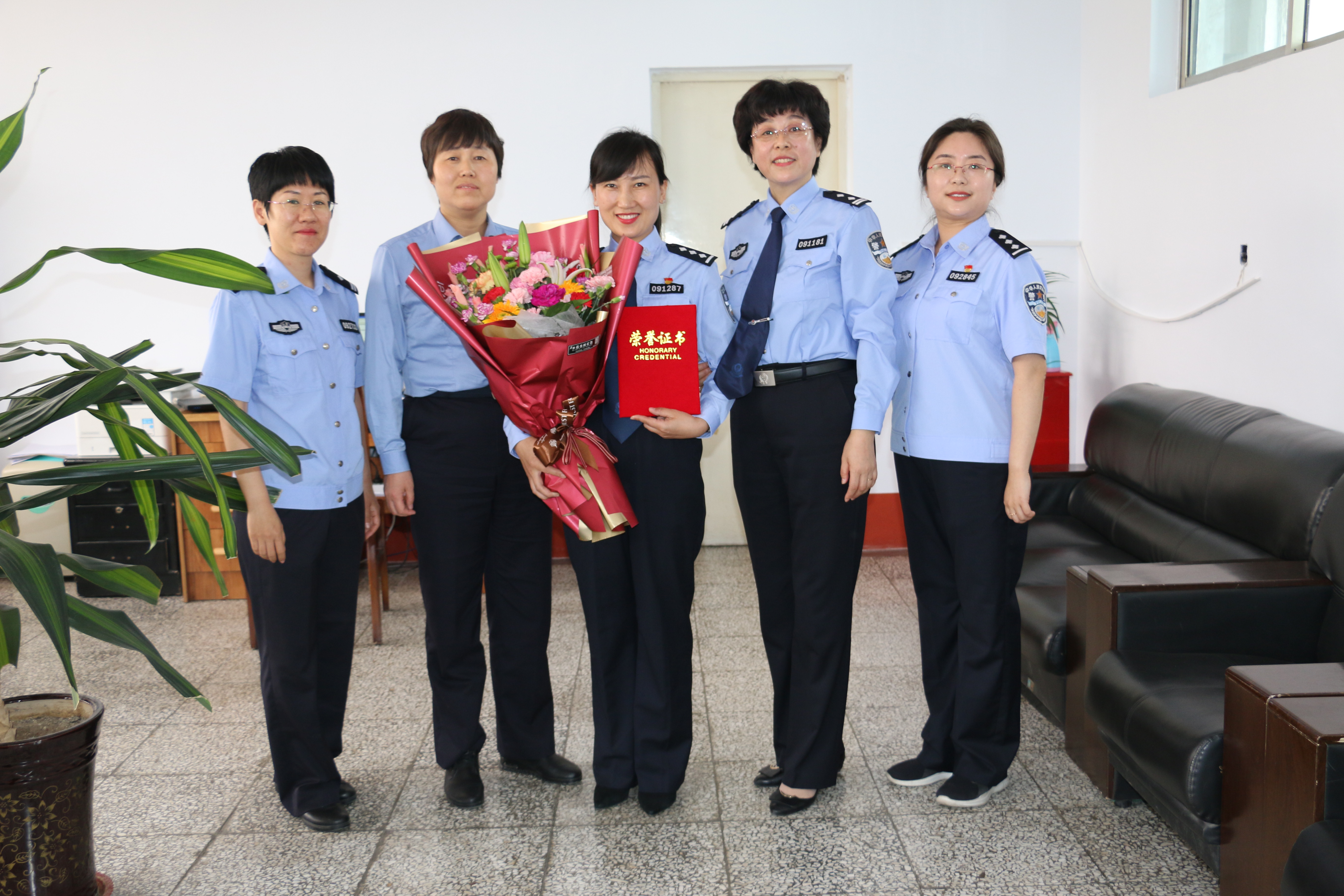 山东惠民公安送奖到基层激励女警岗位建新功