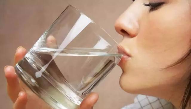 早晨空腹饮水很养生？专家提醒：这4点不注意，喝了就等于白喝！ 