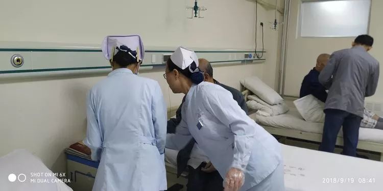 图为我科上夜班最多的护理人员之一,夜班时的查房景象.