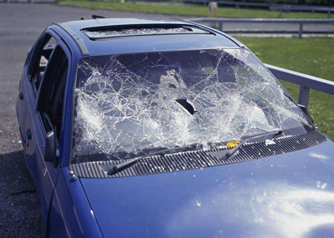 汽车保险的险种还有一种叫作汽车玻璃险要,你的挡风玻璃和车窗的玻璃
