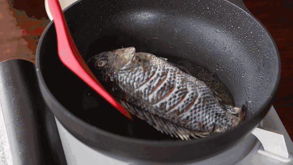不管煎什么鱼，直接下锅煎是大错特错，先做这1步，不粘锅不破皮